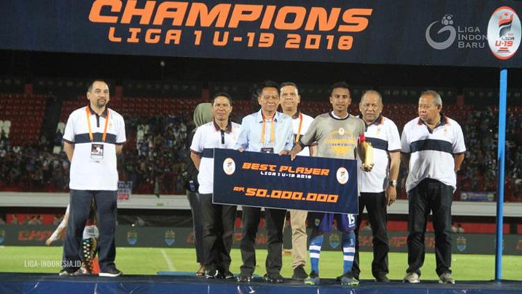 Pemain Persib Bandung U-19 M. Syafril Lestaluhu yang meraih penghargaan Best Player Liga 1 U-19 2018.