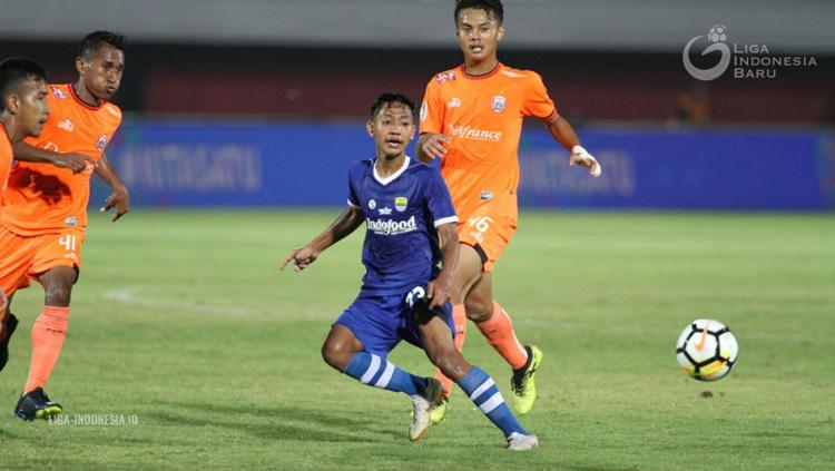 Bintang Persib Bandung U-19 Beckham Putra Nugraha yang dikepung pemain Persija Jakarta U-19 dalam laga final Liga 1 U-19 2018, Senin (26/11/18). - INDOSPORT
