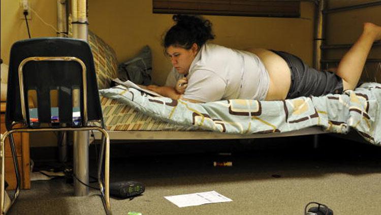 Biasanya orang gemuk lebih suka santai sambil tiduran ketimbang berolahraga. Copyright: INDOSPORT
