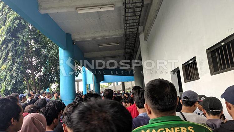 Antrean tiket semifinal PSS Sleman vs Kalteng Putra. Copyright: Ronald Seger Prabowo/INDOSPORT