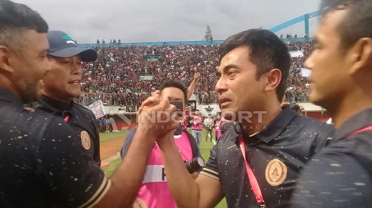 Pelatih PSS Sleman Seto Nurdiyantoro dilempar ke udara. Copyright: Ronald Seger/INDOSPORT