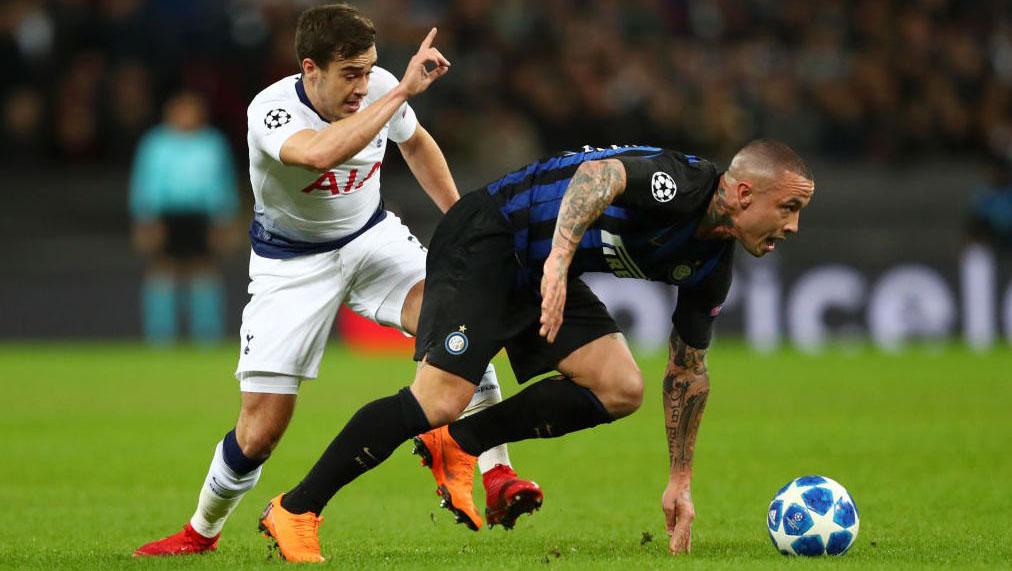 Radja Nainggolan (kanan) berjibaku melewati pemain Tottenham Hotspur. Copyright: twitter @SpursOfficial