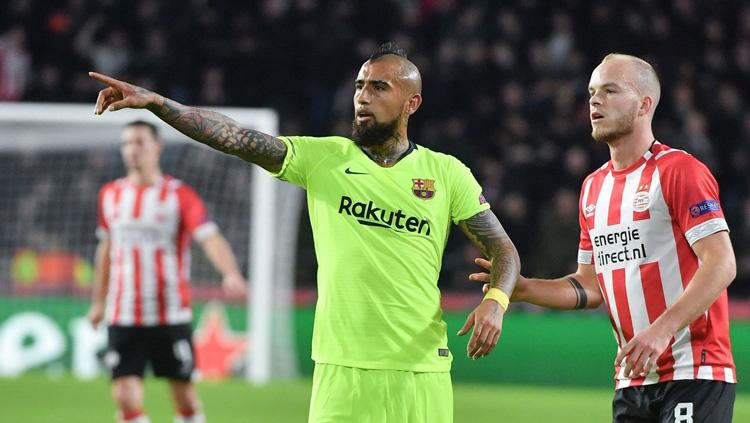 Arturo Vidal pada laga PSV Eindhoven vs Barcelona di Liga Champions, Kamis (29/11/18). Copyright: Getty Images