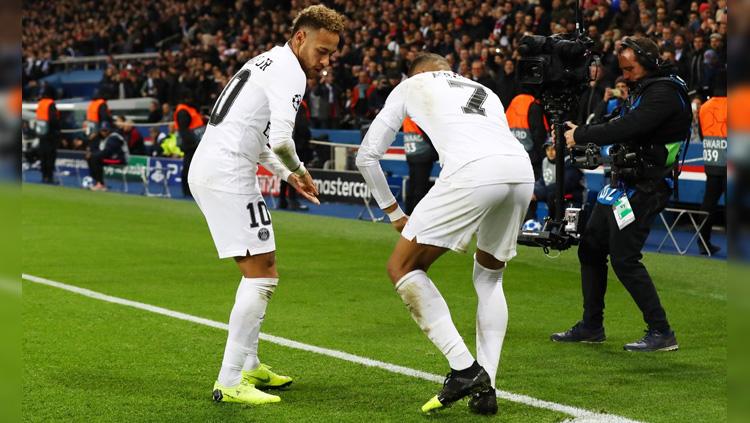 Selebrasi Neymar (kiri) dan Kylian Mbappe (kanan) saat pertandingan PSG vs Liverpool di Liga Champions, Kamis (29/11/18).