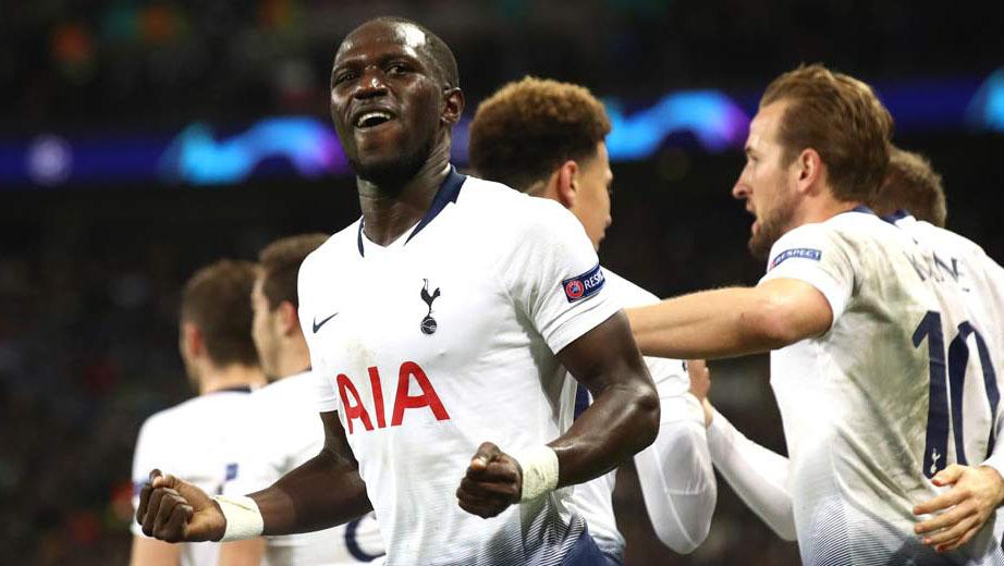 Skuat Tottenham merayakan gol yang dicetak Cristian Erikson hasil assits Sissoko. Copyright: twitter @spurs_web