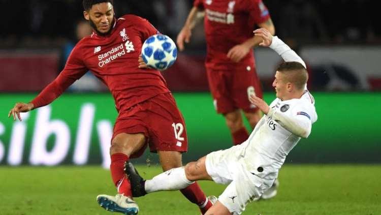 Marco Verratti saat menjegal Joe Gomez di laga PSG vs Liverpool, Rabu (28/11/18) malam Copyright: Courier Mail