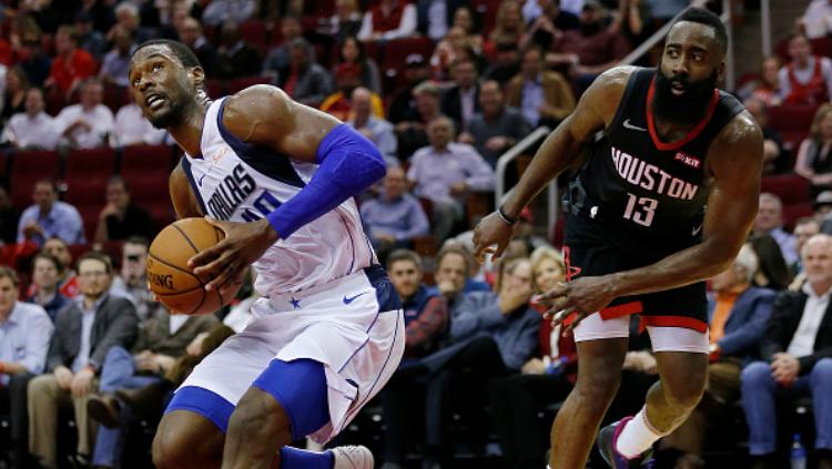 Harrison Barnes dan James Harden di laga NBA Dallas Mavericks vs Houston Rockets.