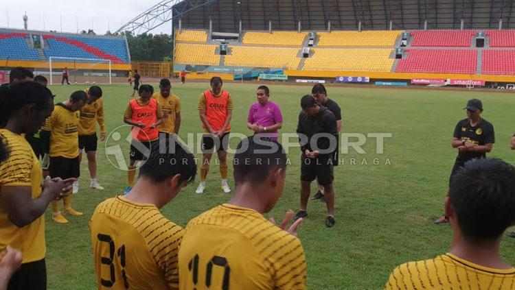Para pemain Sriwijaya FC saat sedang berdoa.