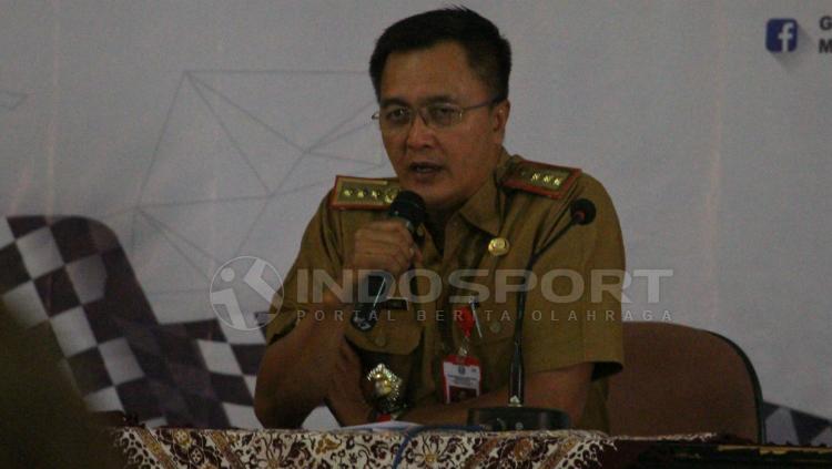 Kadispora Jawa Timur Supratomo menjelaskan rincian kegiatan gerak jalan Mojokerto Surabaya. - INDOSPORT