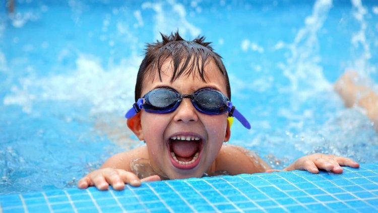 Anak kecil saat berenang.