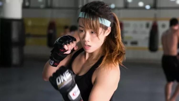 Petarung MMA asal Amerika bernama Angela Lee buka suara terkait kematian Hana Kimura. - INDOSPORT