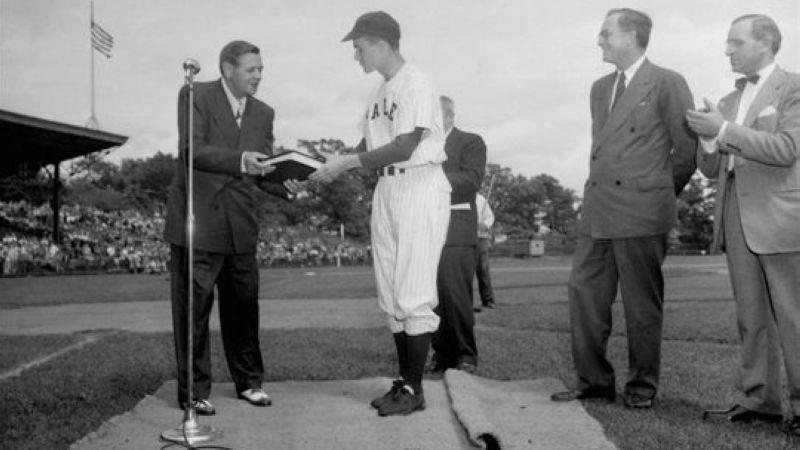 Kapten Yale dan baseman pertama George H. W. Bush bertemu dengan Babe Ruth selama kejuaraan bisbol NCAA tahun 1948. - INDOSPORT
