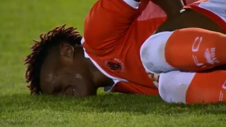 Penyerang Blackpool, Armand Gnanduillet kesakitan.