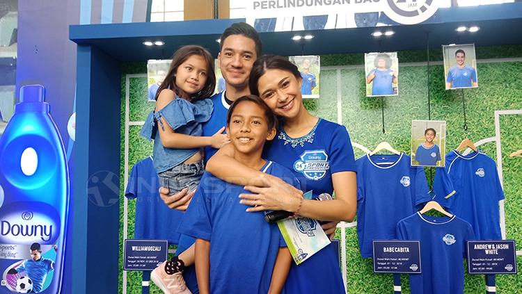 Andrew White bersama istri, Nana Mirdad, dan anak-anaknya bermain futsal di acara Downy.