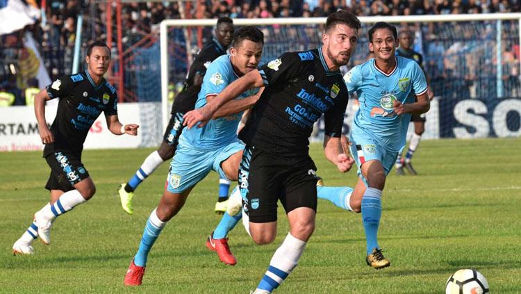Jonathan Bauman dikawal ketat pemain Persela