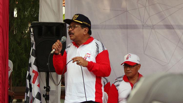 Gubernur Jawa Timur Soekarwo Buka Lomba Gerak Jalan Mojokerto Surabaya 2018. - INDOSPORT