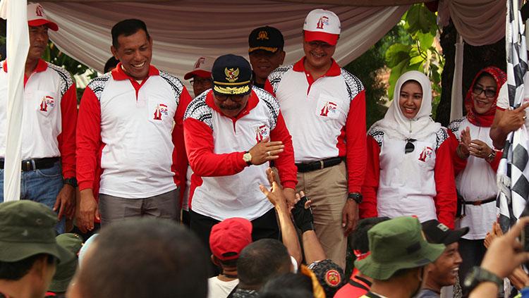 Gubernur Jawa Timur Soekarwo Buka Lomba Gerak Jalan Mojokerto Surabaya 2018. Copyright: Fitra Herdian/INDOSPORT.COM