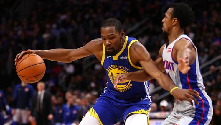 Kevin Durant (kiri) dikabarkan akan meninggalkan Golden State Warriors dan bergabung ke New York Knicks musim panas ini. - INDOSPORT