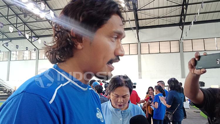 Ibnu Jamil, salah satu selebriti Indonesia yang akrab dengan olahraga sepak bola.