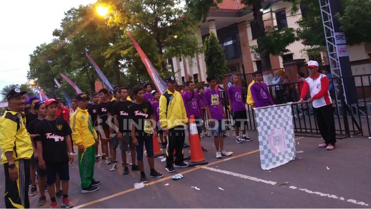 Biasworo ketika melepas peserta gerak jalan Mojokerto Surabaya di Lapangan Surodinawan, Kota Mojokerto.