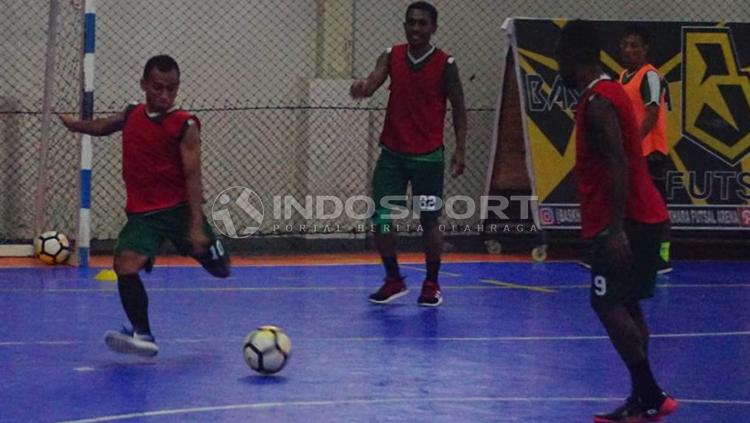 Irfan Jaya dan pemain lain melakukan pemanasan sebelum latihan di lapangan futsal, Bhaskara, Surabaya. Copyright: Fitra Herdian/INDOSPORT