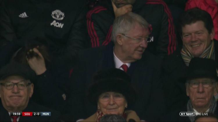 Sir Alex Ferguson tertawa saat melihat Manchester United kebobolan. Copyright: The Sun