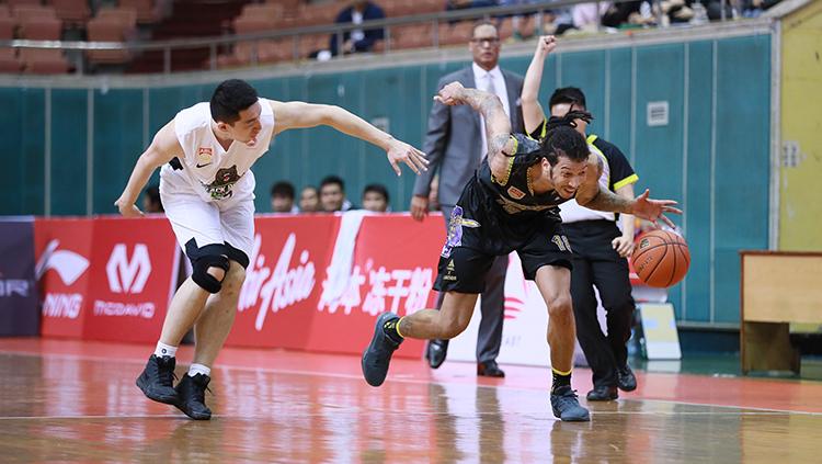 Pemain Macau Black Bears terus menempel pergerakan pemain CLS Knights Indonesia.