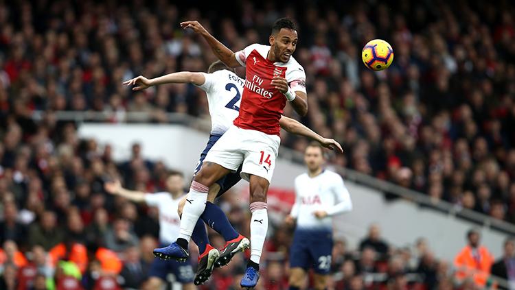 Aubameyang berusaha memenangkan duel udara di pertandingan Arsenal vs Tottenham Hotspur Copyright: Getty Images