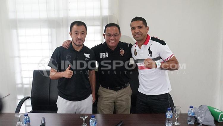 Presiden Sriwijaya FC, Dodi Reza Alex (tengah) menepati janjinya untuk menguyur bonus pada Yu Hyun Koo dan kawan-kawan usai taklukkan Mitra Kukar.