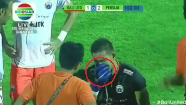 Kiper Persija Jakarta, Andritany Ardhiyasa sesak nafas saat laga vs Bali United. Copyright: Indosiar