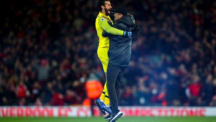 Jurgen Klopp merayakan kemenangan Liverpool bersama Alisson Becker Copyright: Evening Standard