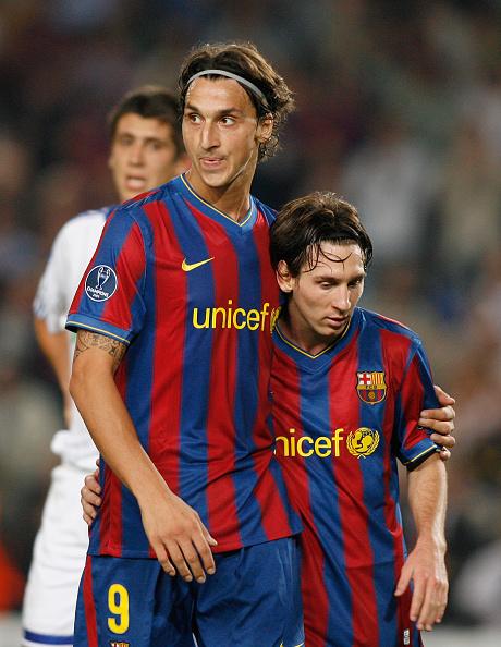 Zlaran Ibrahimovic (kiri) saat masih bekerja sama dengan Lionel Messi di Barcelona. Copyright: INDOSPORT