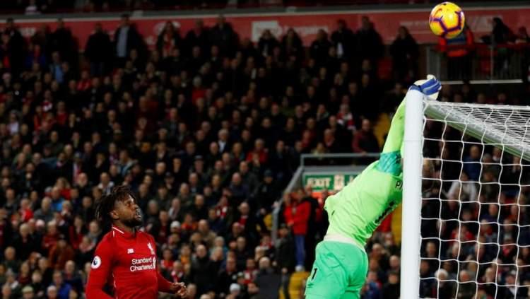 Jordan Pickford memberi kesempatan bagi Divock Origi mencetak gol di laga Liverpool vs Everton, Minggu (02/12/18) Copyright: Reuters