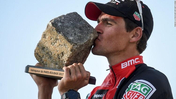 Trofi balapan lari di Paris dalam ajang The Paris-Roubaix Copyright: Velonews