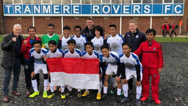 Supriadi Saat Berfoto dengan pemain Akademi Tranmere Rovers Copyright: Facebook