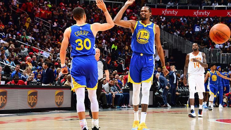 Stephen Curry dan Kevin Durant, 2 aktor kemenangan Golden State Warriors atas Atlanta Hawks. Copyright: INDOSPORT