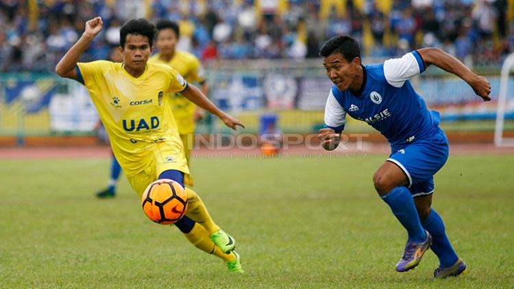 PSCS Cilacap (biru) saat melawan PSIM Yogyakarta