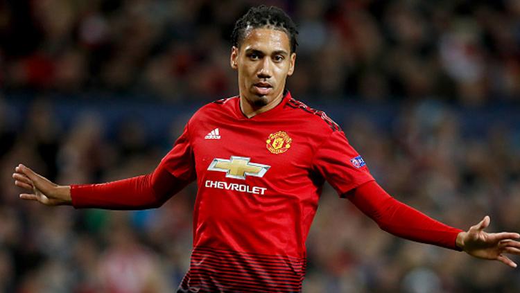 Manchester United diyakini akan segera ditinggalkan dua pemainnya, Chris Smalling dan Marcos Rojo, setelah keduanya berlatih terpisah dari skuat utama. - INDOSPORT