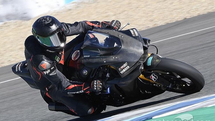 Aksi Hamilton saat menjajal motor Yamaha World Superbike di Jerez Spanyol