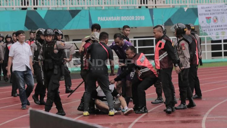Salah satu Viola diamankan petugas Copyright: Zainal Hasan/INDOSPORT