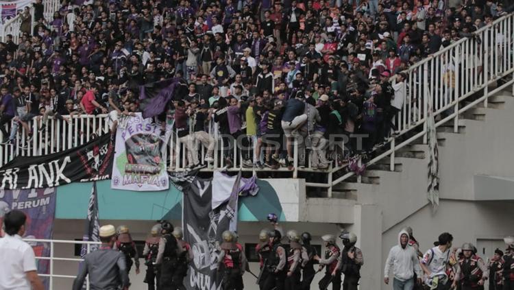 Viola turun dari tribun penonton untuk langsung masuk ke stadion Copyright: Zainal Hasan/INDOSPORT