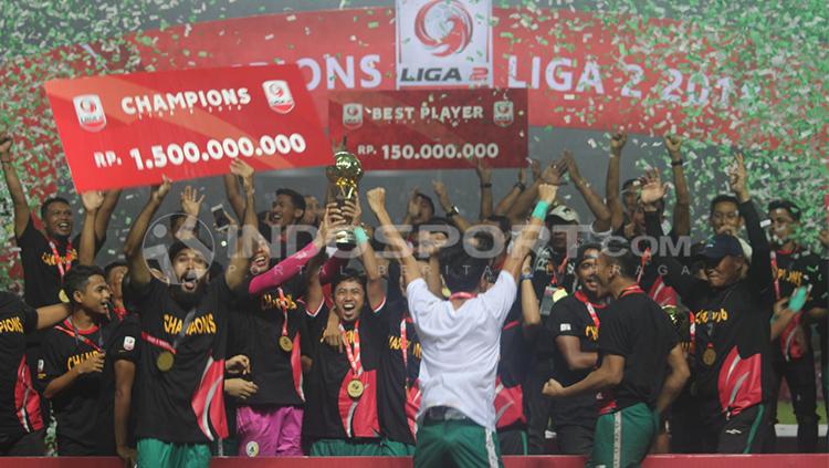 Penyerahan piala kepada juara Liga 2, PSS Sleman Copyright: Ronald Seger Prabowo/INDOSPORT