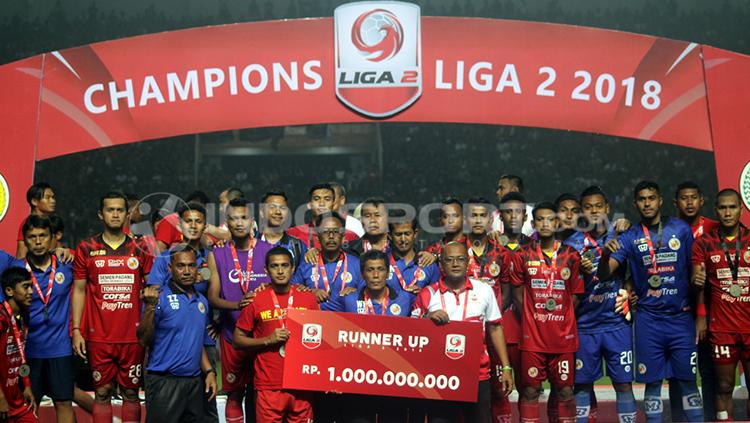 Penyerahan hadiah kepada runner up Liga 2, Semen Padang