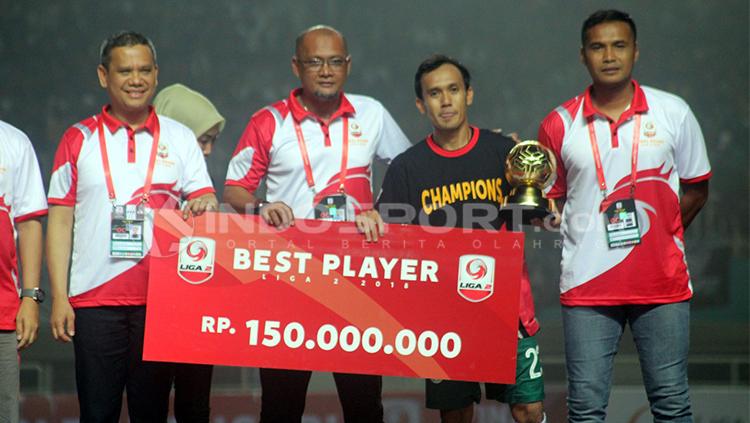 Ichsan Pratama menerima penghargaan sebegai pemain terbaik Liga 2 musim ini.