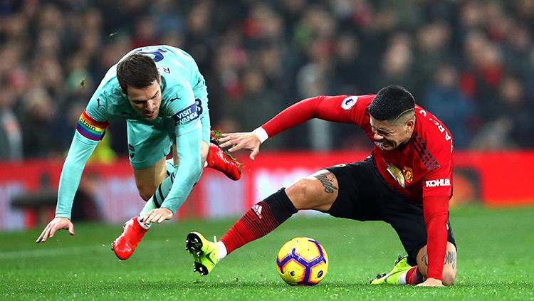Marcos Rojo (kanan), bersama Alexis Sanchez, bakal segera didepak Manchester United.