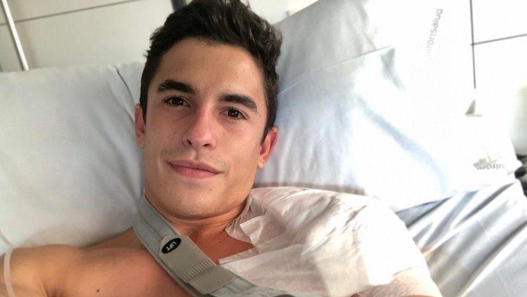 Penampakan Marc Marquez setelah menjalani operasi bahu. - INDOSPORT