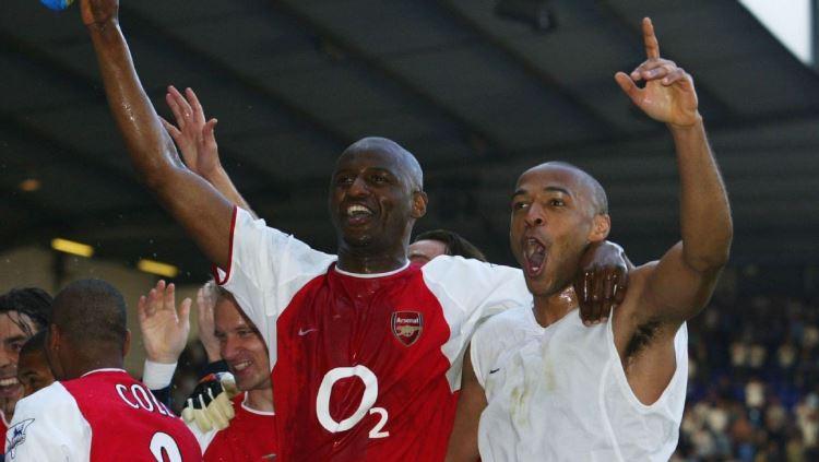 Thierry Henry dan Patrick Vioeira saat masih berseragam Arsenal. Copyright: Getty Images