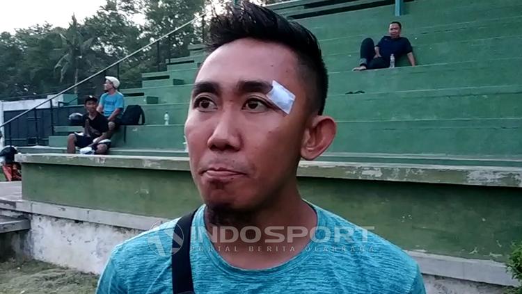 Pemain senior Persebaya Surabaya, Rendi Irwan, saat diwawancara usai latihan.