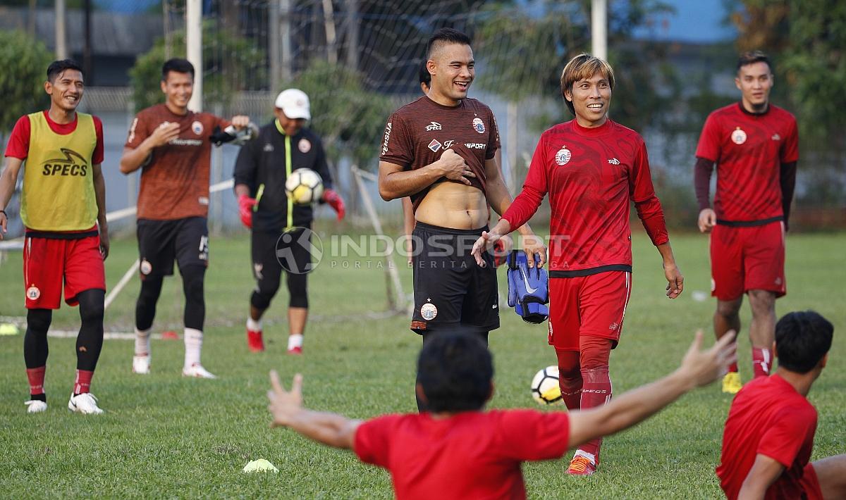 Keceriaan para pemain Persija Jakarta di sela-sela latihan jelang lawan Mitra Kukar.