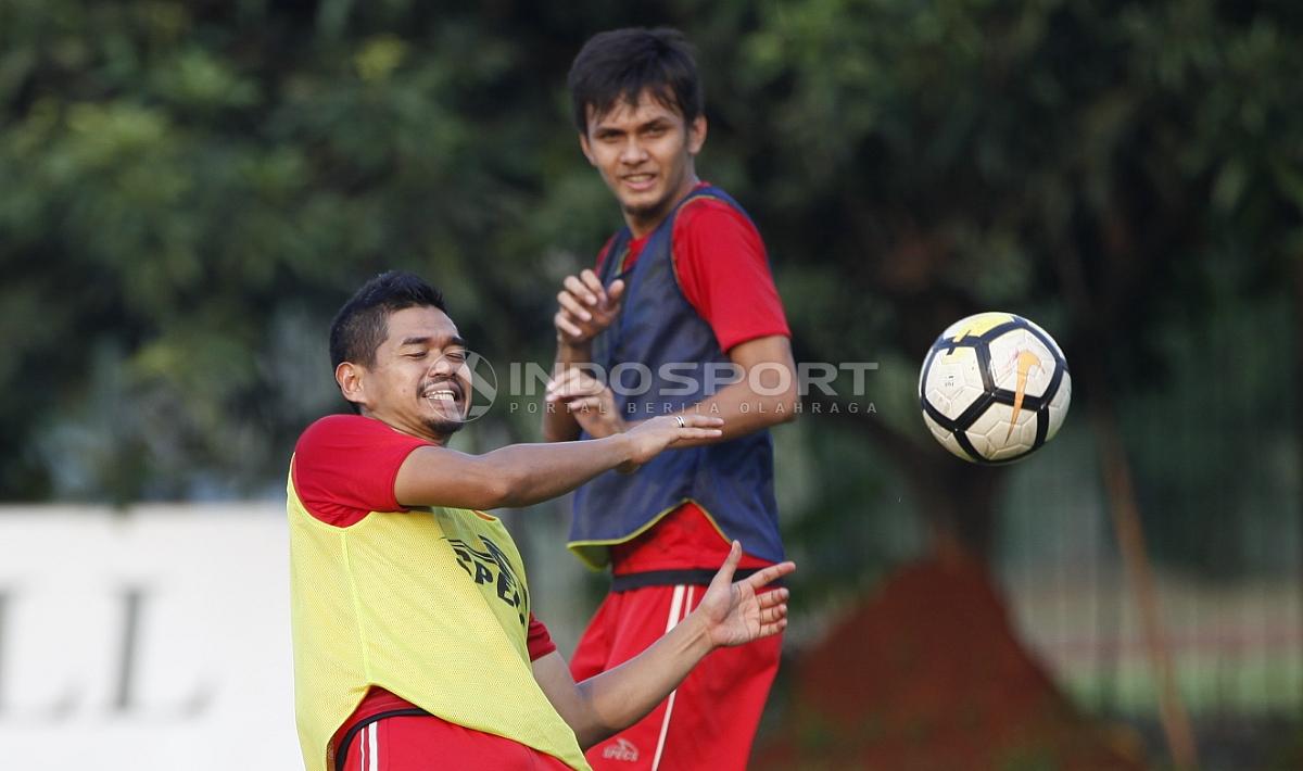 Bambang Pamungkas hampir terkena sepakan bola pada sesi latihan.